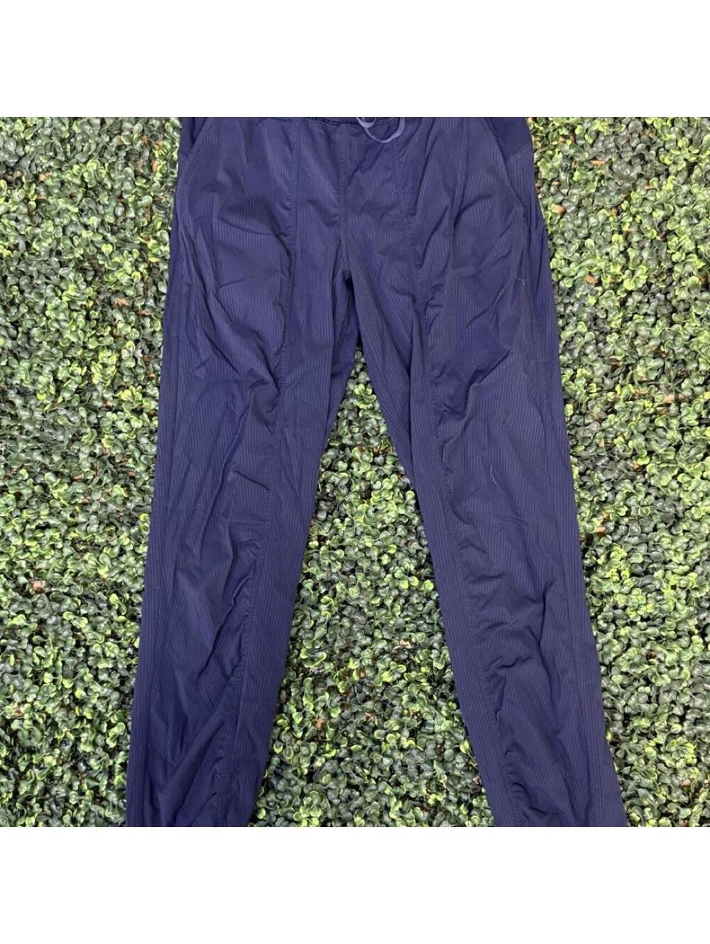 💙 Lululemon Beyond the Studio Joggers in gorgeous True Navy.
